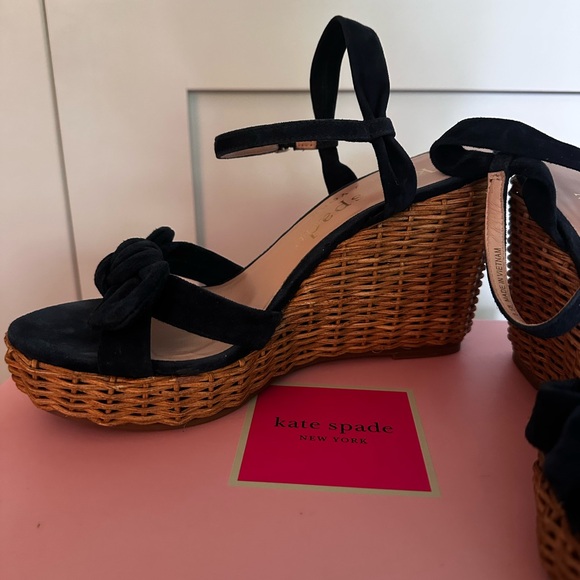 Kate Spade size 8.5 “Patio” navy suede with wicker platform sandal with bow - Picture 8 of 10